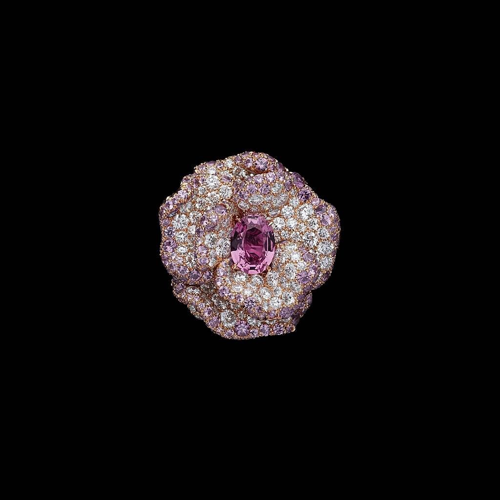 DIOR ROSE 粉紅藍寶石鑽石戒指，主石1.79克拉橢圓形切割馬達加斯加粉紅藍寶石，約740萬元。（DIOR提供）