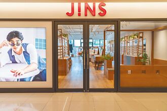 JINS展店 內裝有如回到家
