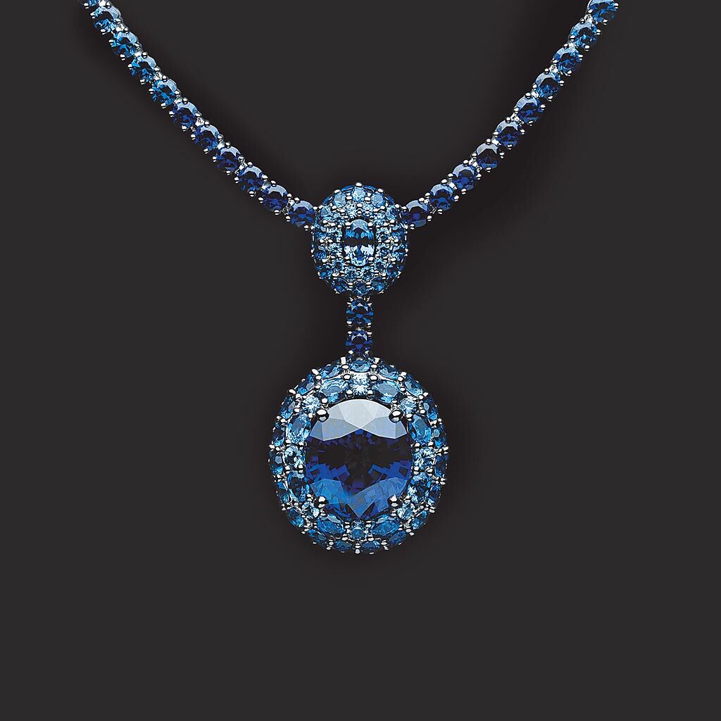 DIOR ROSE藍寶石項鍊，此行來台珠寶中最貴的一件，主石16.59克拉橢圓形切割斯里蘭卡藍寶石，約6100萬元。（DIOR提供）