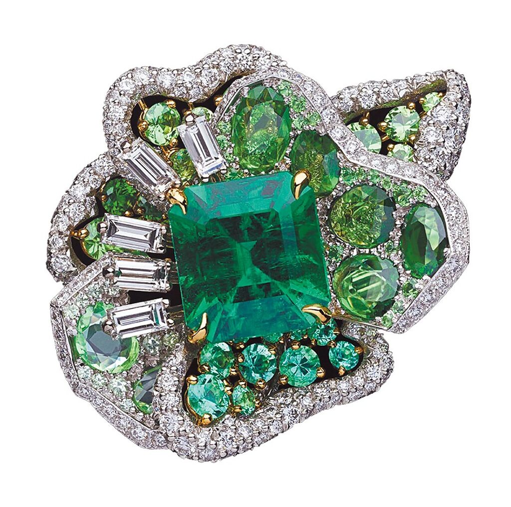 DIOR ROSE祖母綠鑽石戒指，主石4.04克拉祖母綠切割哥倫比亞祖母綠，約2100萬元。（DIOR提供）