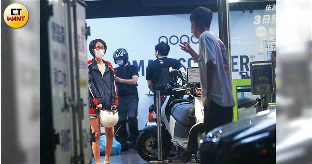 電動摩托車修好後，蔡凡熙與蔡媽媽分頭離去。（圖／本刊攝影組）