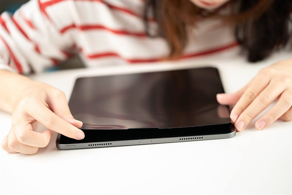 iPad 系列防窺貼安裝簡單快速，貼膜新手也能快速上手。（科技狗提供）
