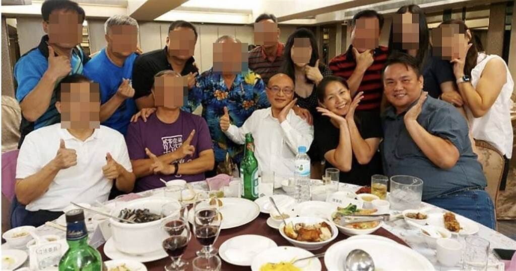 吳宜倫（前排右2）政商關係良好，曾在臉書上貼出與台北市教育局長曾燦金（前排右3）及市議員陳重文（前排右1）聚餐的照片。（圖／翻攝自吳宜倫臉書）