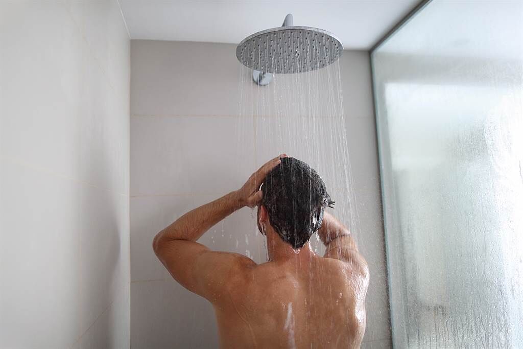 伊朗一名老翁長達67年沒洗澡，過著與世隔絕的生活。(示意圖/達志影像)