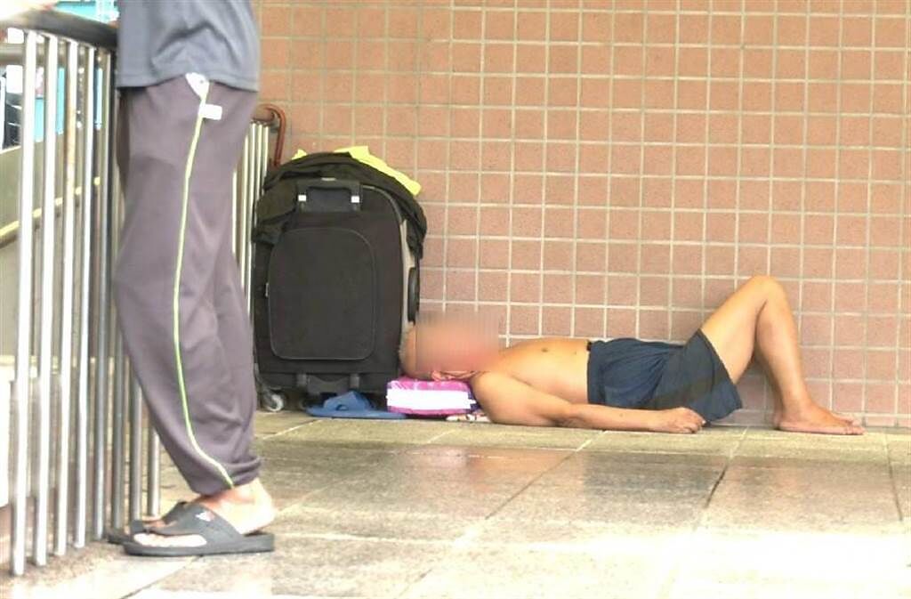 萬華街友隨地躺、睡及四處大小便，嚴重妨礙市容，居民苦不堪言。(照片/游定剛 拍攝)