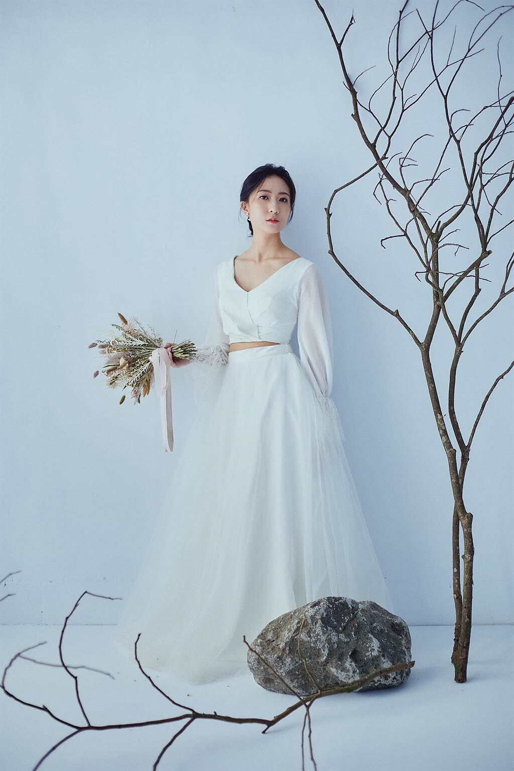 賴妍潔賴妍潔披婚紗一圓新娘夢。（東森提供）