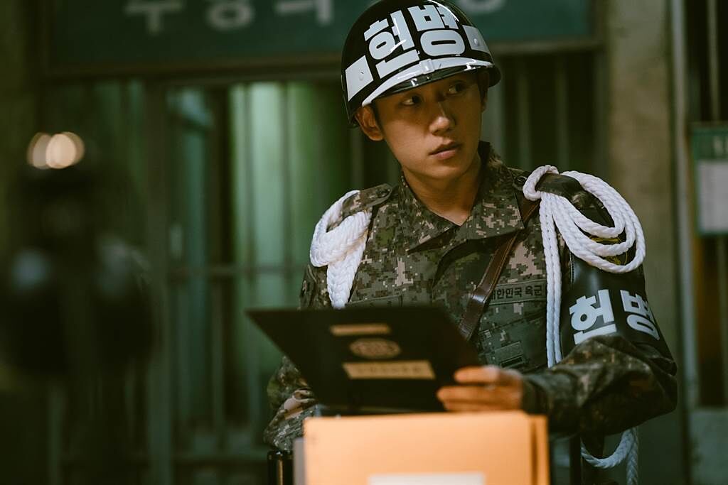 《D.P 逃兵追緝令》改編自韓國破千萬點擊次數的網路漫畫。（Netflix提供）