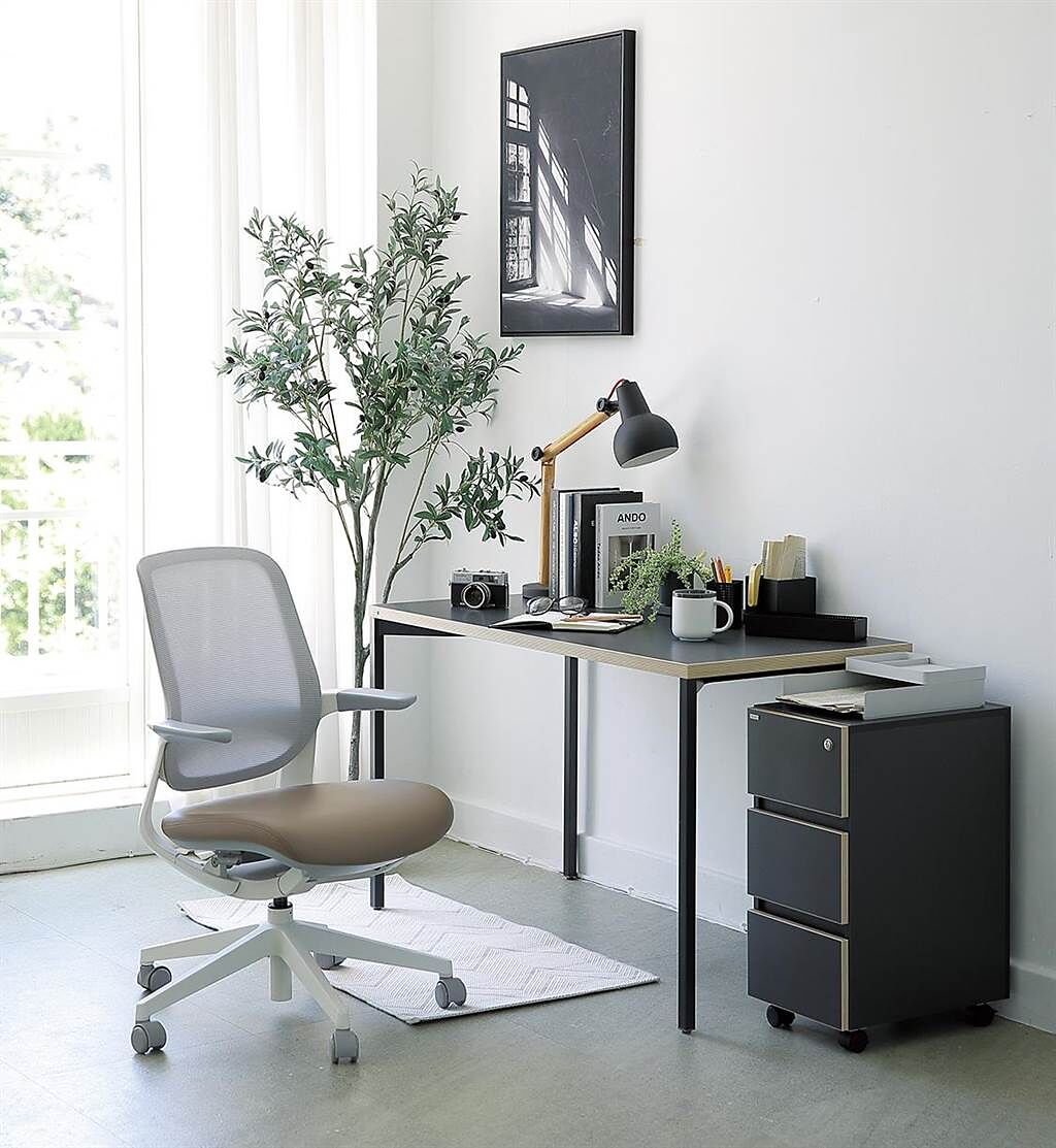 HOLA複合式客廳推薦，SIDIZ T25辦公椅、Desker1200型基本型書桌、Desker三層移動式抽屜櫃等。（HOLA提供）