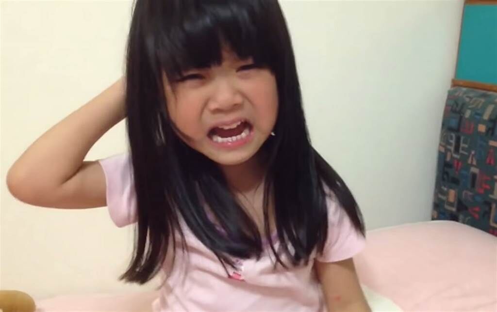 網紅喬喬（于卉喬）昔日因父親喬爸隨手在YouTube上傳她5歲時的影片，喬喬哭著喊不好「翹」，萌翻一票網友瞬間爆紅。(圖/ 摘自于卉喬YouTube)