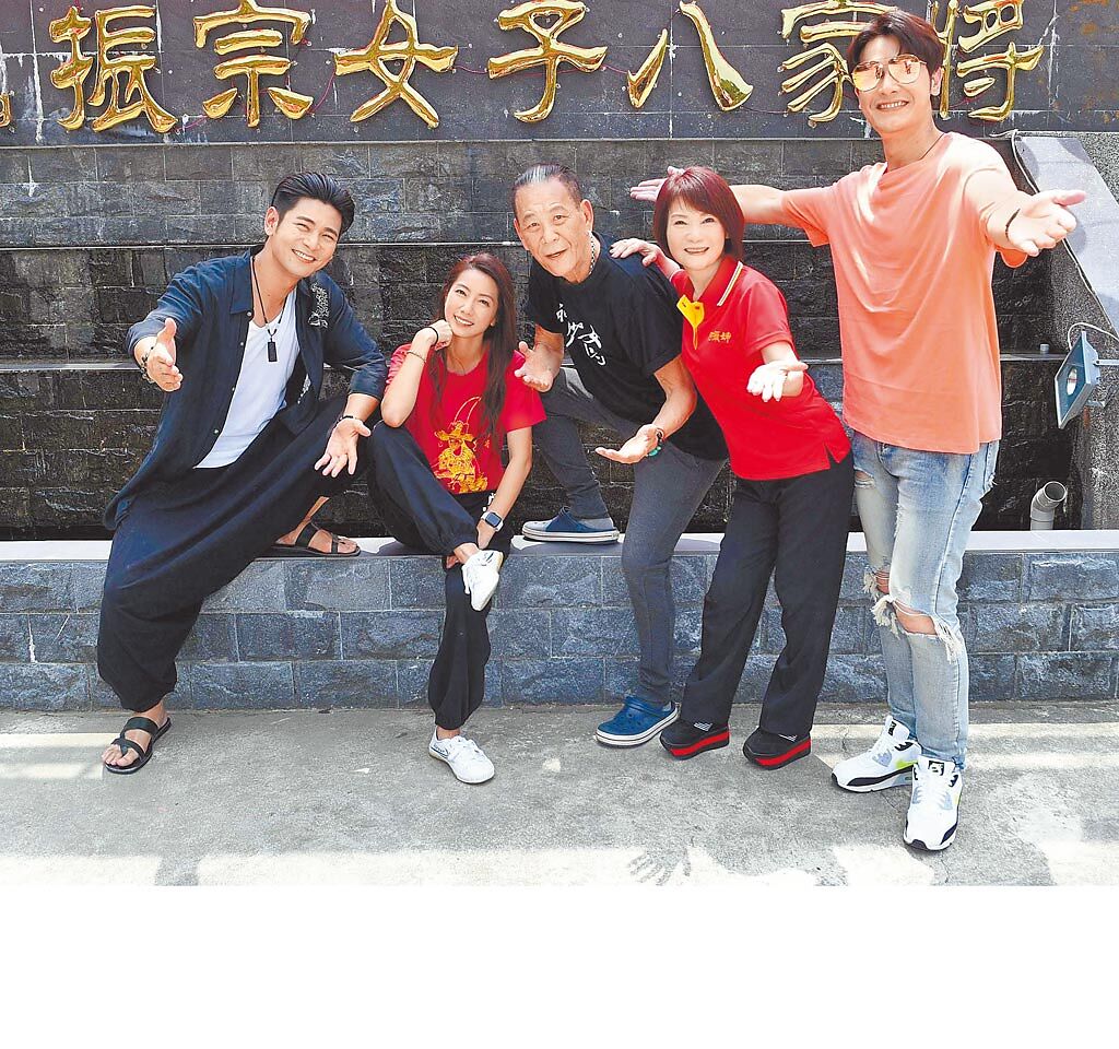 楊子儀（左起）、林韋君、龍劭華、陳瓊美、張勛傑，曾在內門的振宗藝術團大本營拍攝。（資料照片）