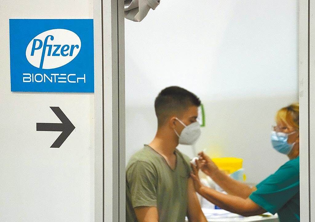 台灣取得200萬劑BNT疫苗，最快本月底來台。（美聯社）