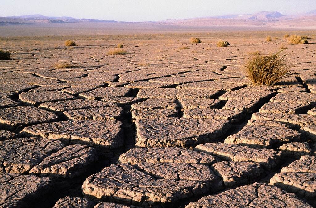 爾米亞湖（Lake Urmia）曾是中東最大的鹹水湖，受到過度開發、氣候變遷等因素影響，湖水面積如今連一半都不到，乾涸的部分變成沙漠。（示意圖／達志影像）