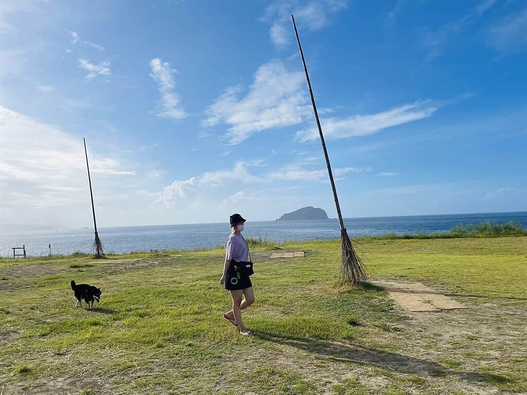 基隆八斗子潮境公園的裝置藝術的巨型飛天掃帚，是網美爭相拍照打卡的熱門景點。（張穎齊攝）