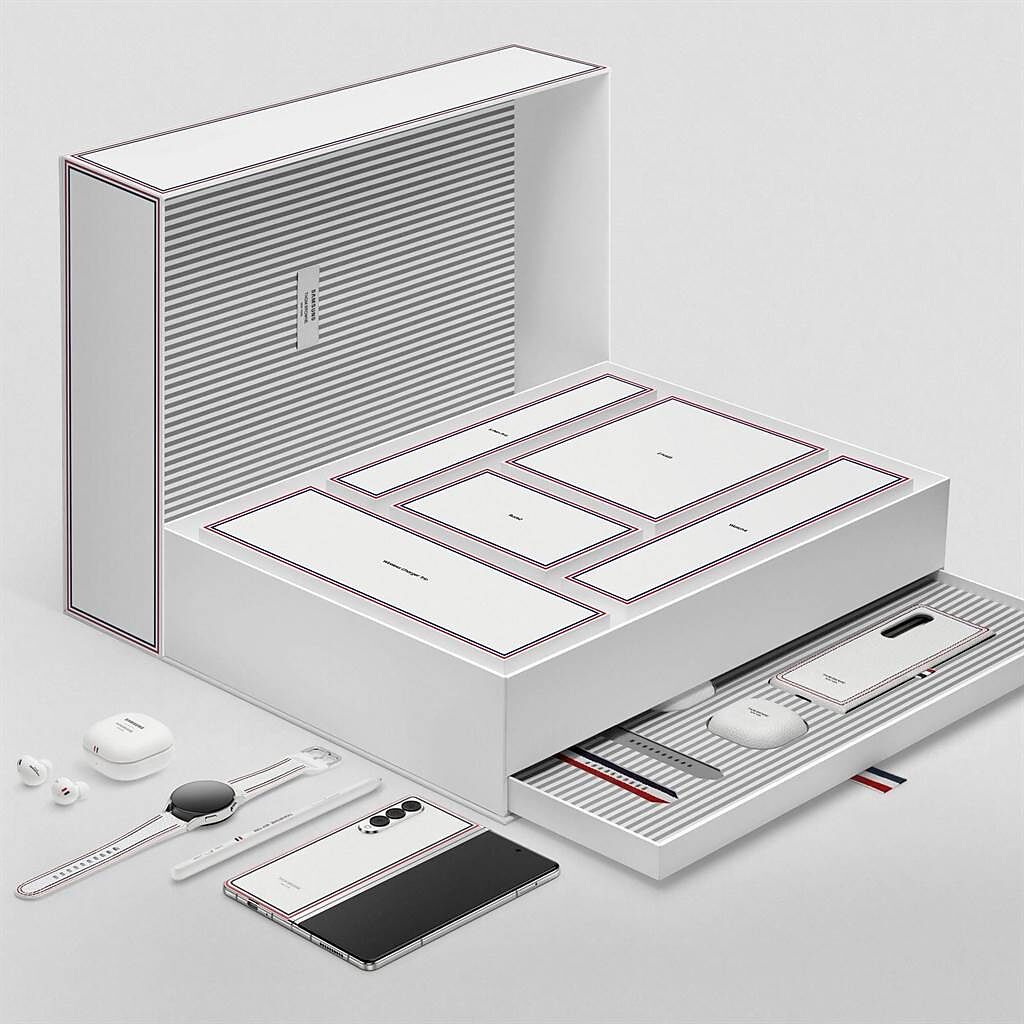 Galaxy Z Fold3 5G Thom Browne Edition限量版盒裝組合。（三星提供）