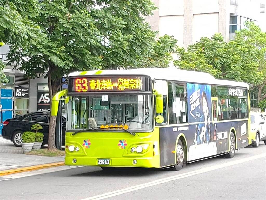為鼓勵民眾搭乘公車，雙北交通局近期合作推出「搭乘公車抽好禮，iPhone周周送給你」抽獎活動。（黃婉婷攝）