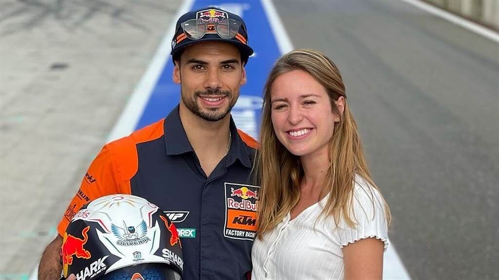 葡萄牙賽車手米格爾奧利維拉（Miguel Oliveira）日前接受媒體採訪並公開嬌妻身份，讓許多粉絲相當震驚。（圖／IG@ 88migueloliveira）