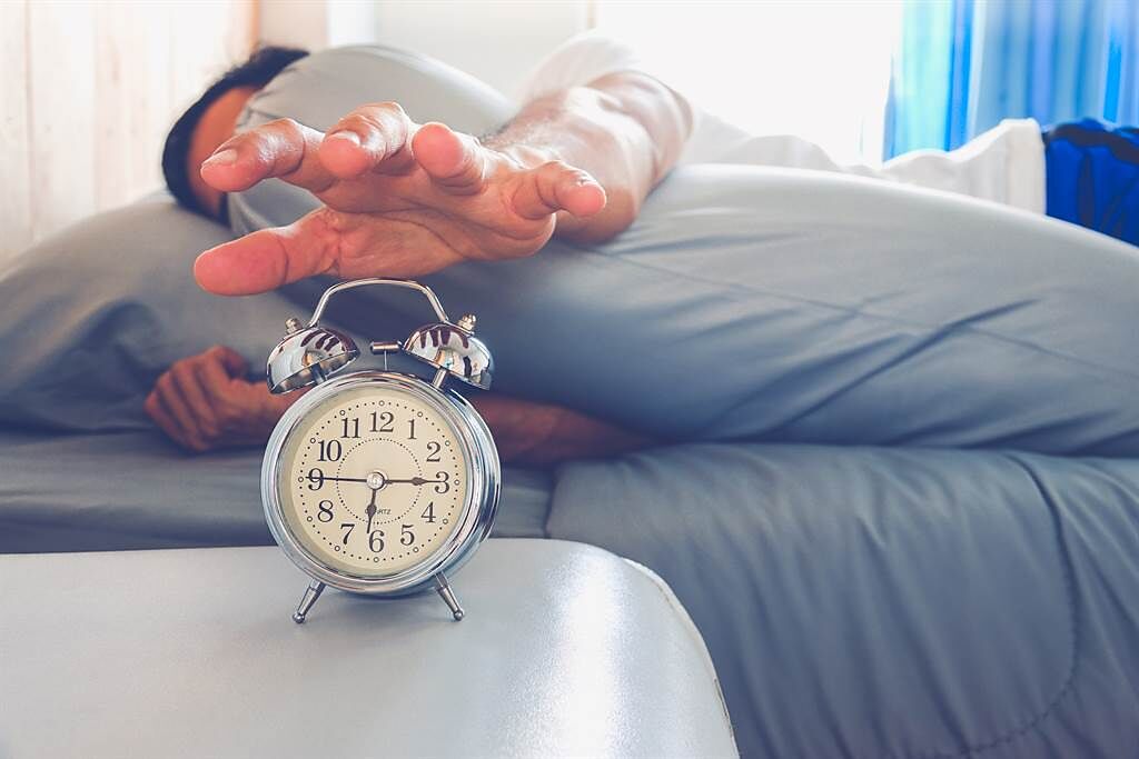 英國一名醫生拍片警告，早上起床千萬別按貪睡鬧鐘，否則將會越睡越累，甚至疲憊長達4小時。(示意圖/達志影像)
