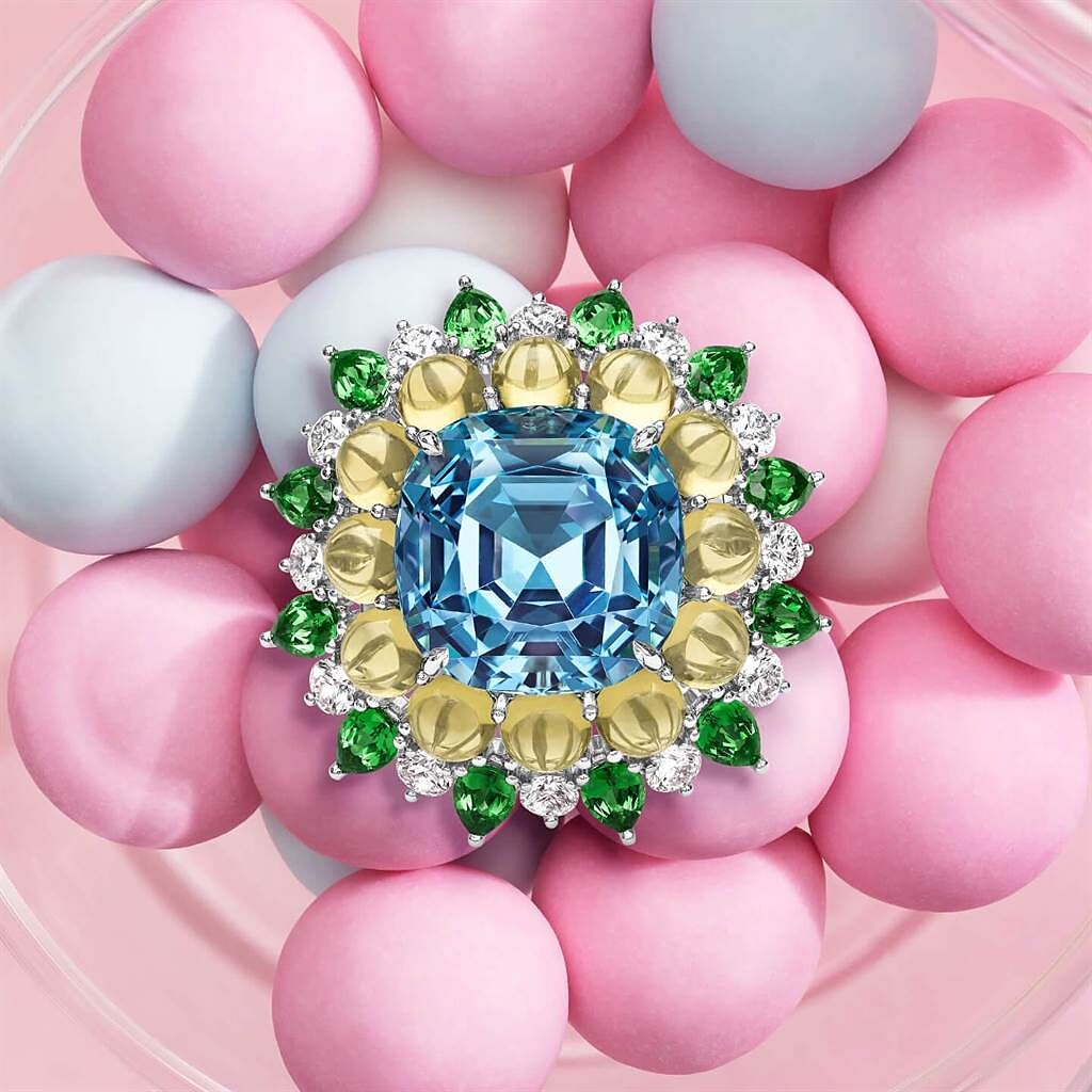海瑞溫斯頓Winston Candy系列海水藍寶雞尾酒戒，周鑲彩色寶石與鑽石戒指。（Harry Winston提供）