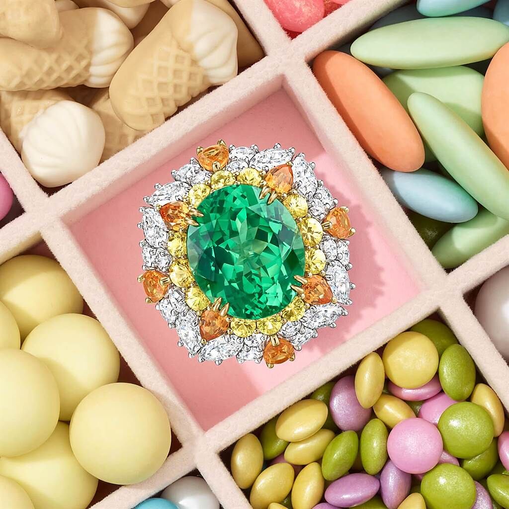 海瑞溫斯頓Winston Candy系列珠寶作品猶如甜美迷人的糖果，沙弗萊石雞尾酒戒，周鑲彩色寶石與鑽石。（Harry Winston提供）