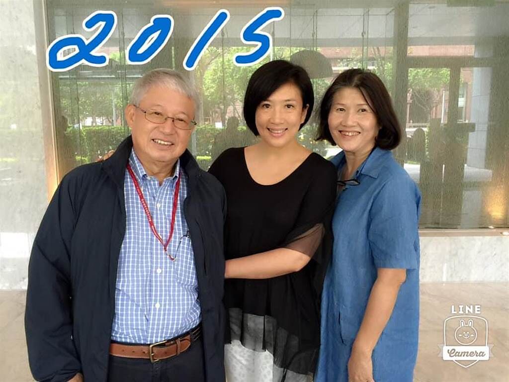 方念華（中）今在臉書上傳2015訪問過的前田夫婦合照，她在那年也得了金鐘獎。（摘自臉書）