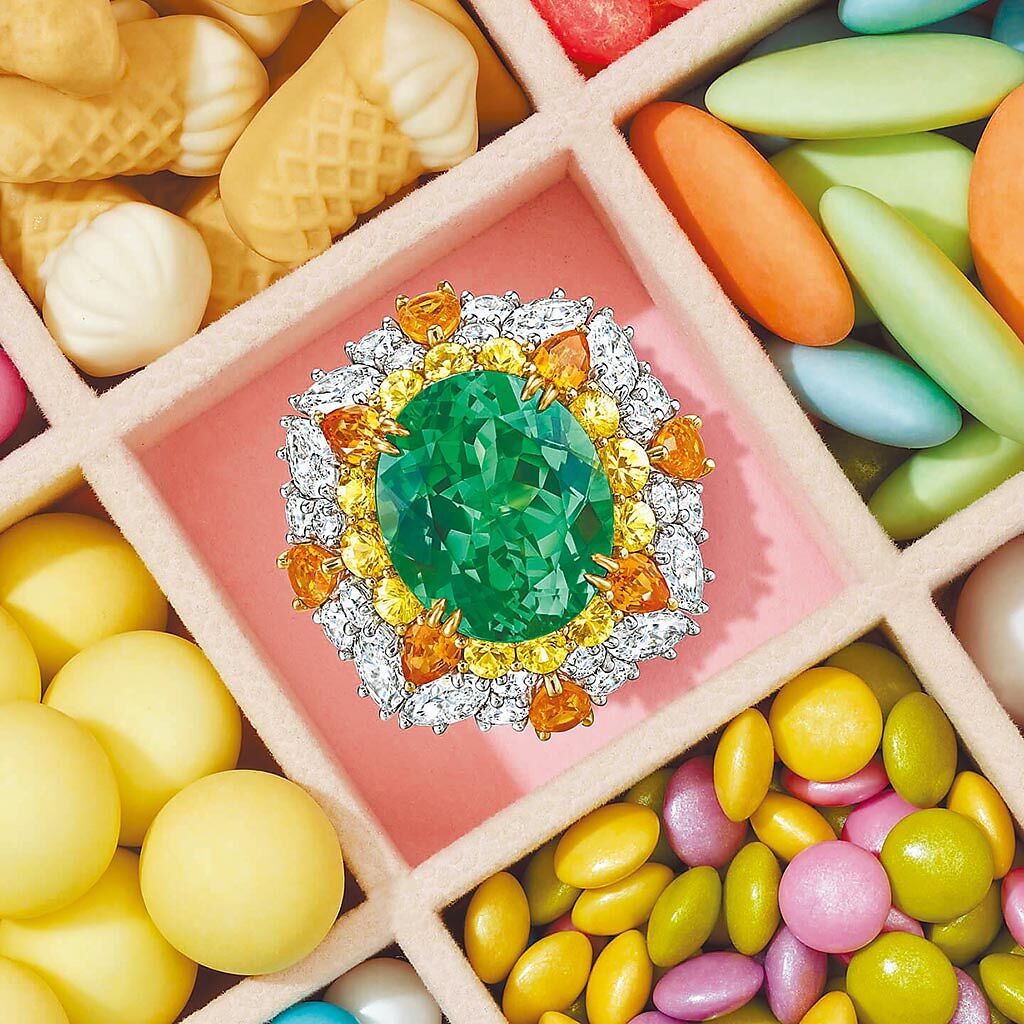 海瑞溫斯頓Winston Candy系列珠寶作品猶如甜美迷人的糖果，沙弗萊石雞尾酒戒，周鑲彩色寶石與鑽石。（海瑞溫斯頓提供）