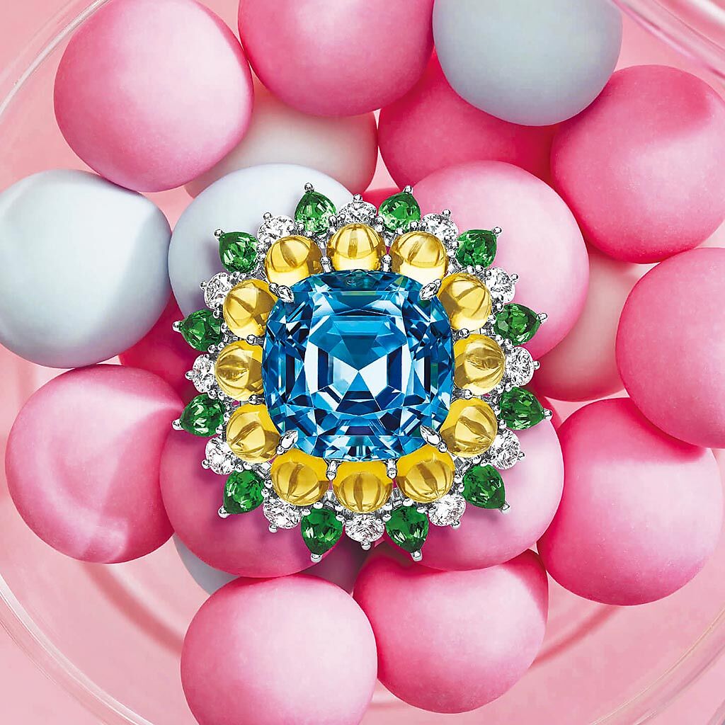 海瑞溫斯頓Winston Candy系列海水藍寶雞尾酒戒，周鑲彩色寶石與鑽石戒指。（海瑞溫斯頓提供）