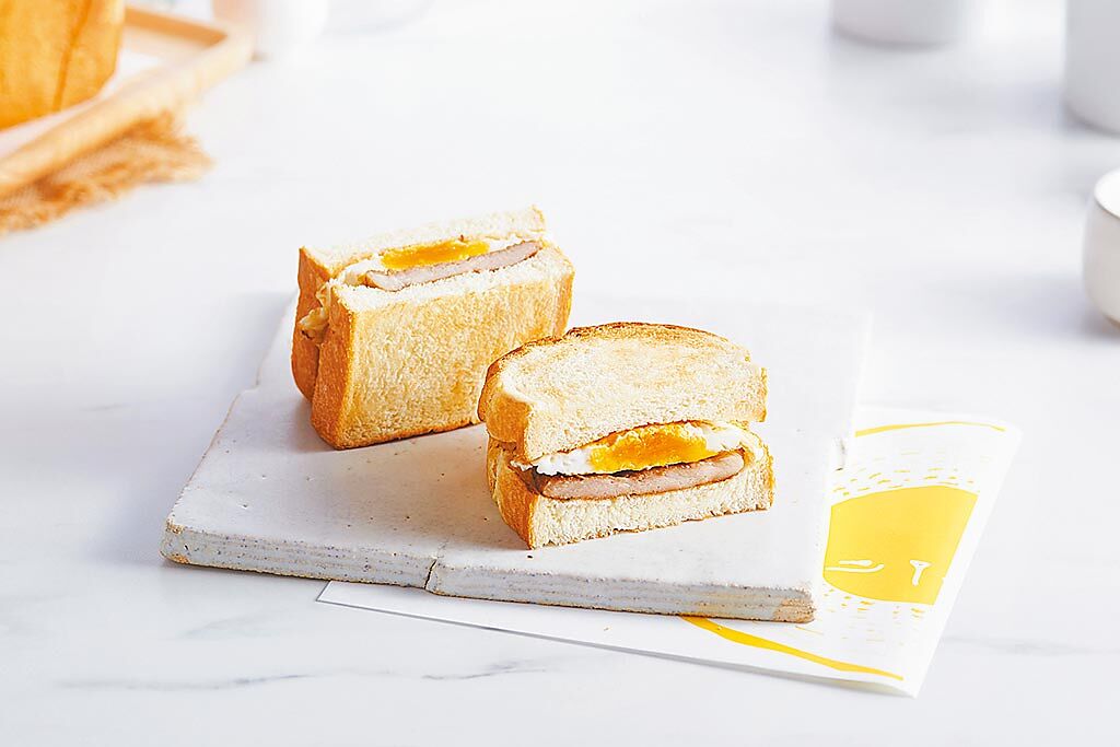 連鎖早餐店「早安美芝城」推出「朝食吐司系列」，搭配多種早午組合餐，於今（27日）起於早安美芝城全台概念店開賣。（早安美芝城提供）