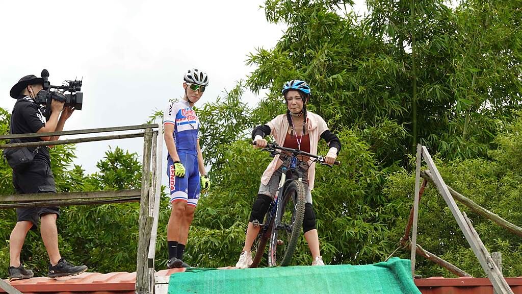 巫苡萱挑戰越野自行車。（民視提供）