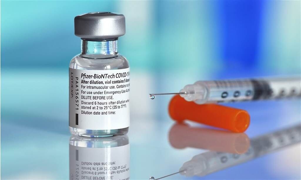 BNT疫苗來台，扣掉學生後的80萬劑，將開放民眾預約。（示意圖／Shutterstock）