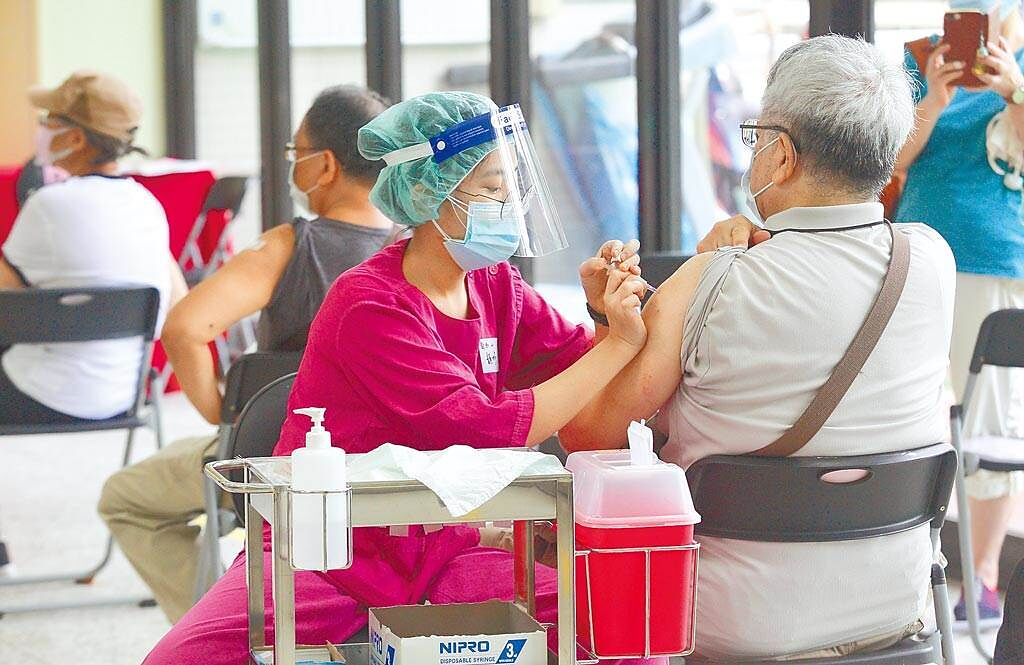 雙北長照機構8/31開放探視；圖為台北榮總注射站施打疫苗的畫面。（張鎧乙攝）
