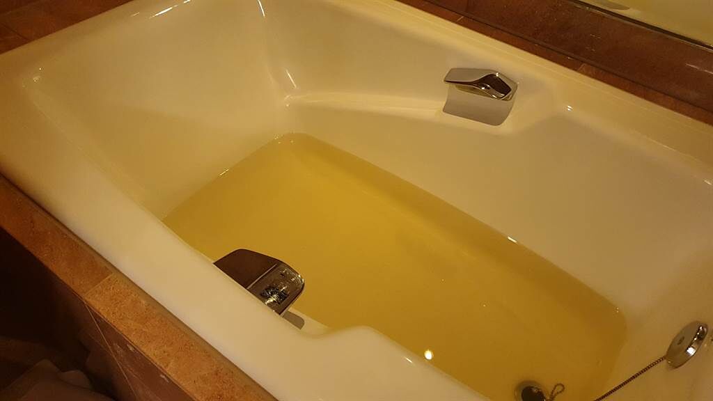 女網友花8800元入住台北某家日系酒店，結果卻遇見浴室淹水、泡澡水黃如冬瓜茶的慘劇。（圖／翻攝自爆怨公社）