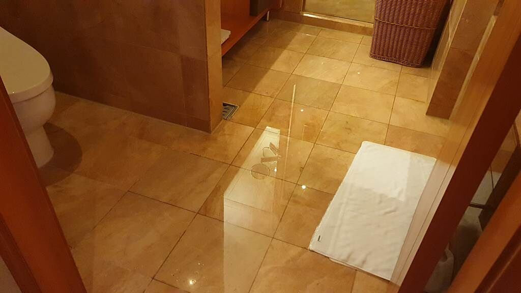 女網友花8800元住日系酒店，卻接連遇到浴室淹水、泡澡水像冬瓜茶一樣黃的狀況。（圖／翻攝自爆怨公社）