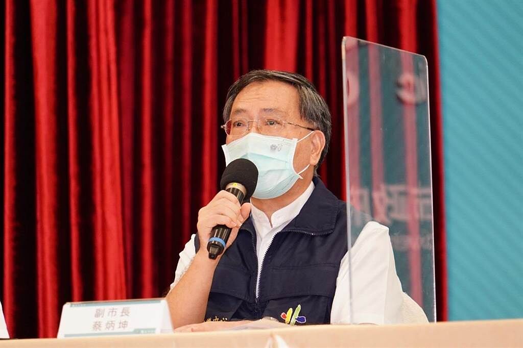 台北市副市長蔡炳坤說明，第七波預約將安排在8月30日至9月1日，接種時間為9月3日至10日。（北市府提供／游念育台北傳真）