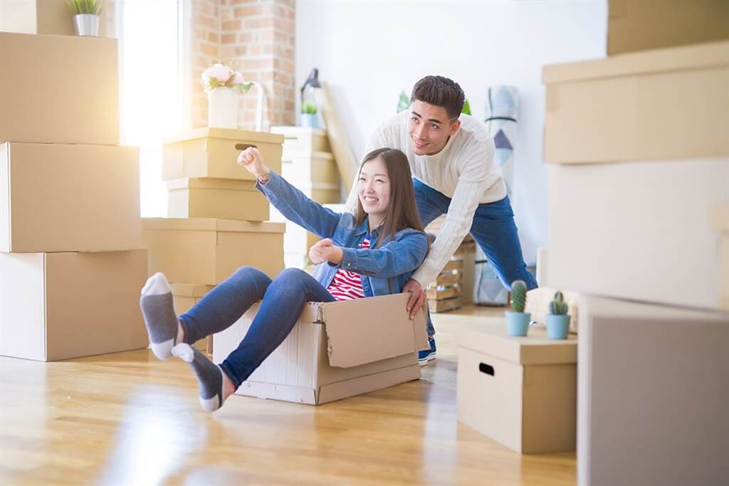 居家布置時要注意，如果選擇形狀不佳的家具，會形成煞氣，影響家人運勢。（示意圖／shutterstock）