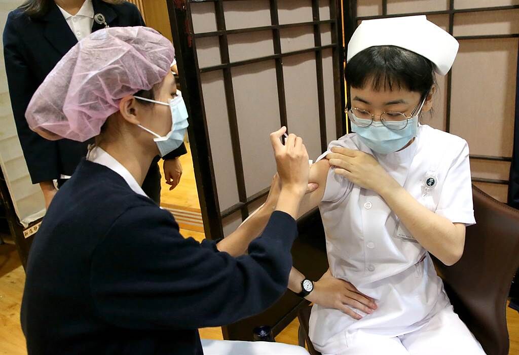 醫護人員接種疫苗。（趙雙傑攝）