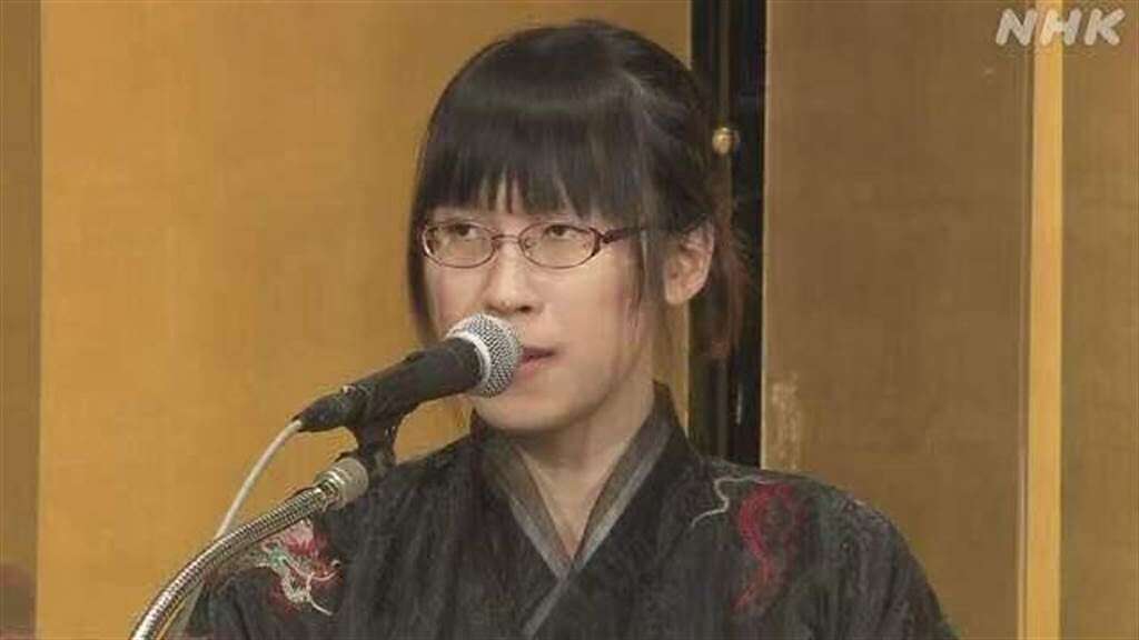 李琴峰身著漢服出席芥川獎頒獎典禮。（取自NHK／聯合文學提供）