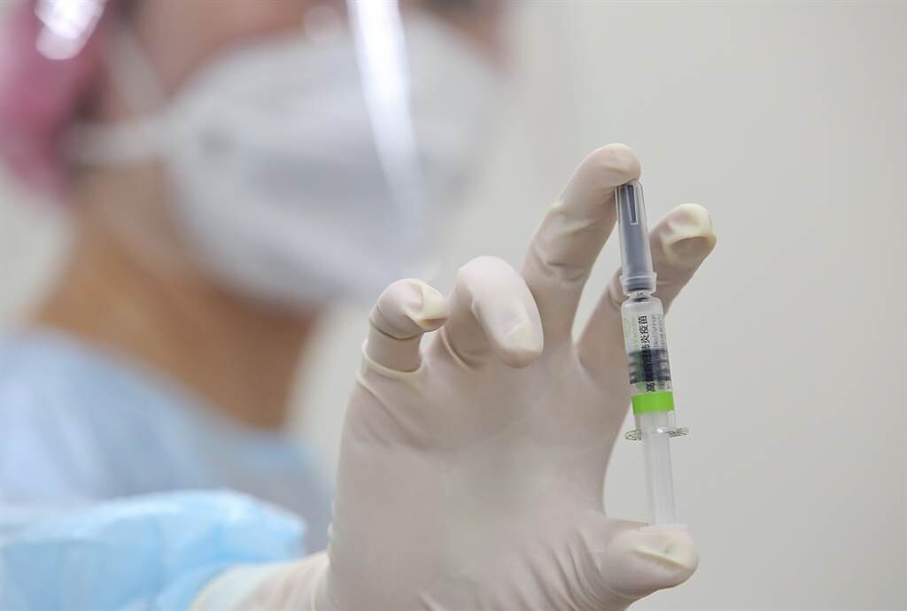 國產疫苗高端在總統蔡英文開打第一針後，正式在23日全面施打。(圖／陳俊吉攝)