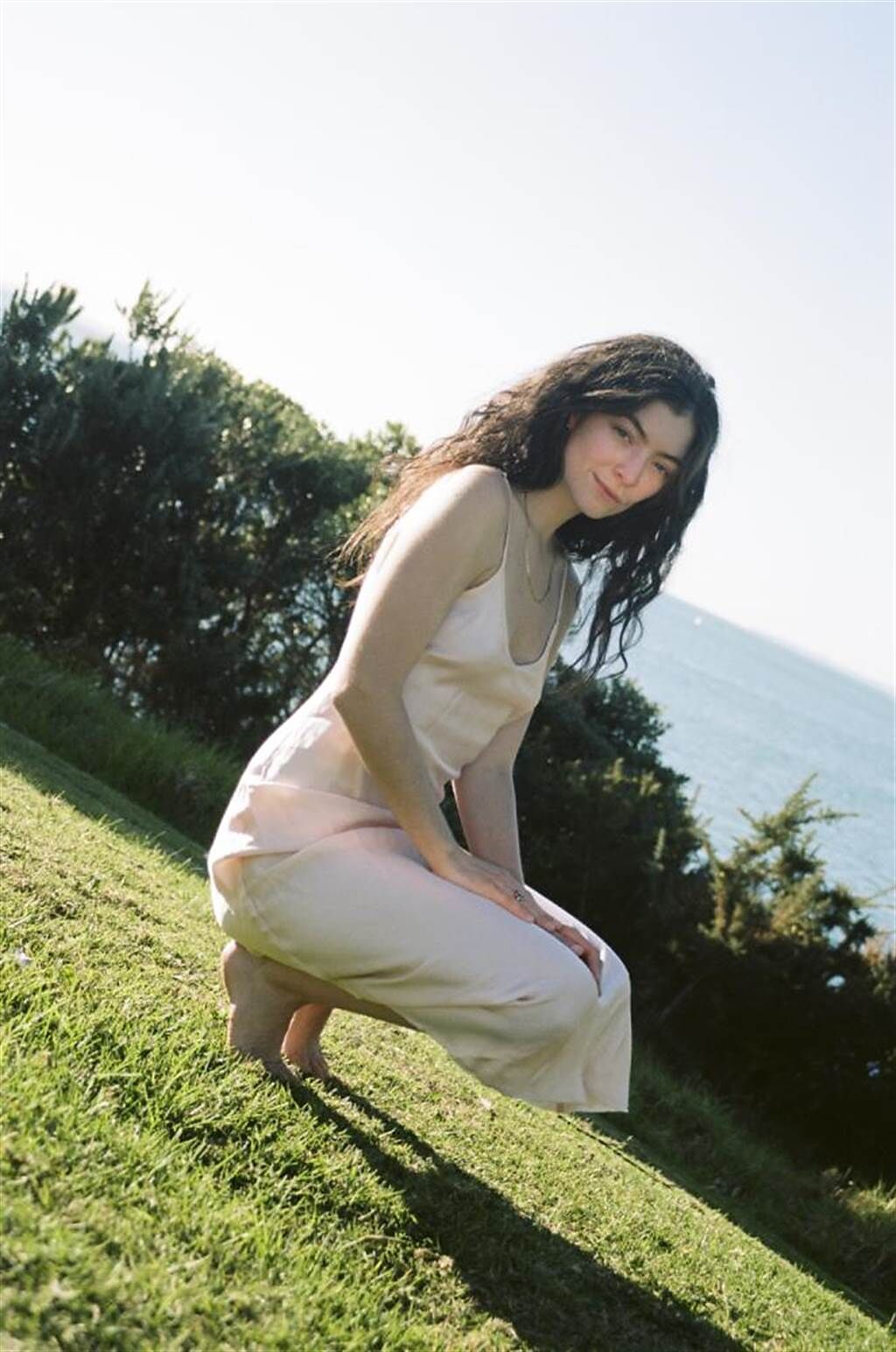 24歲紐西蘭天才少女蘿兒推出最新專輯《日光／Solar Power》。（環球音樂提供）