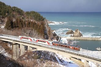 搭乘日本最美濱海列車「三陸鐵道」  擁抱海天一色岩手藍