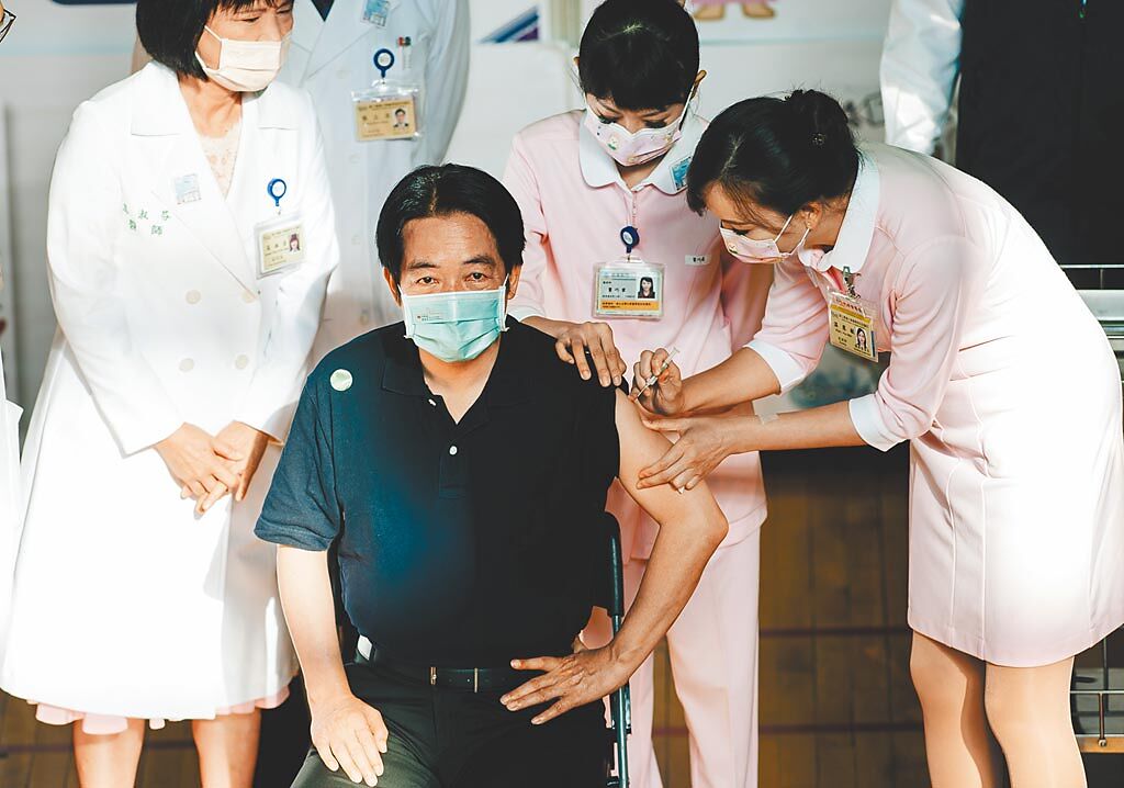 賴清德副總統（右三）接棒力挺高端，27日赴台大醫院體育館接種疫苗，被問到打完後感受，賴說「很好」，也呼籲大家照疫情指揮中心安排登記施打疫苗。（郭吉銓攝）