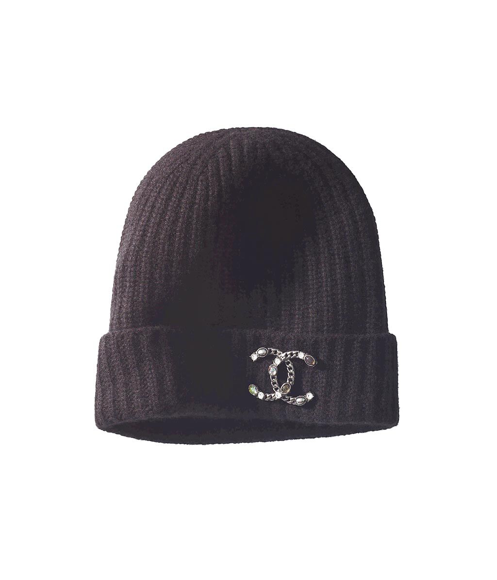 CHANEL黑色羊毛針織小圓便帽繡以雙C logo金屬寶石配飾，3萬5100元。（CHANEL提供）
