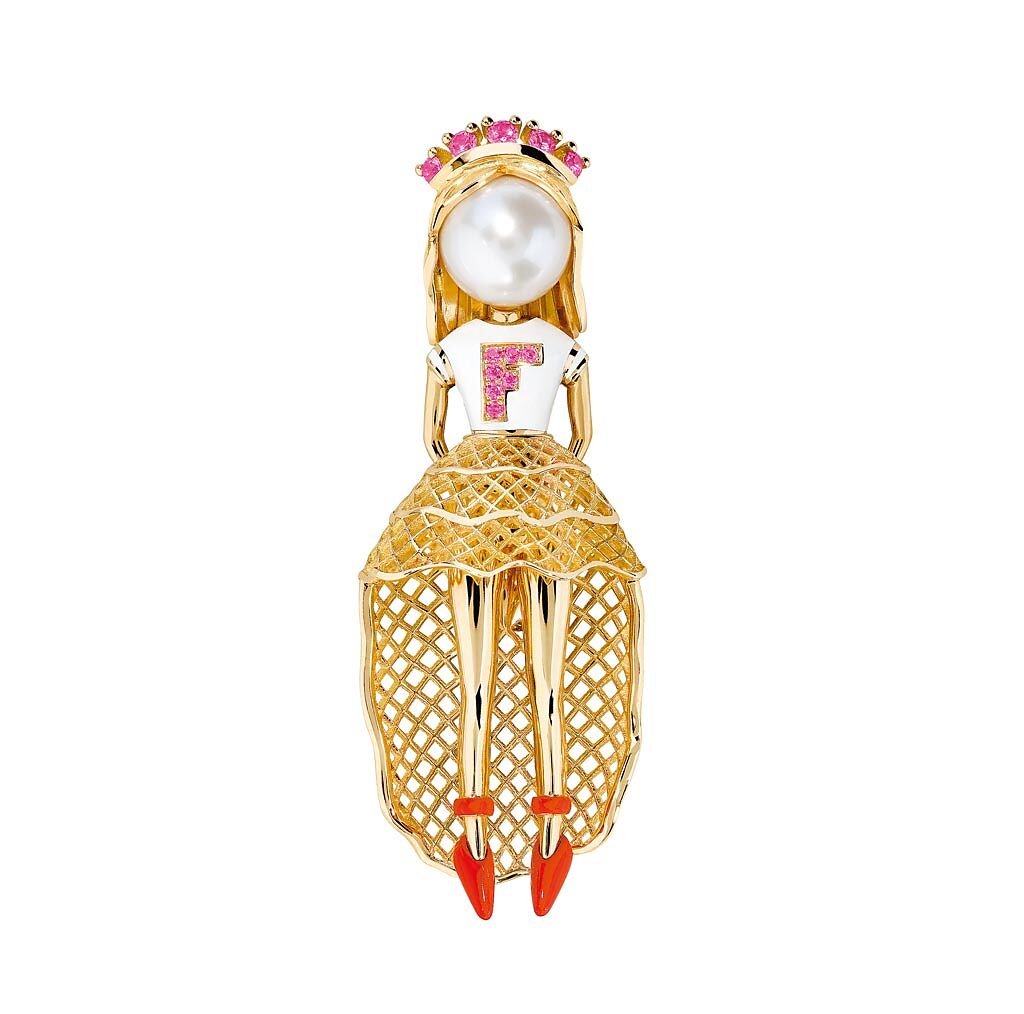 Fredy’s Tomo’s Dolls「FROU-FROU」娃娃胸針墜飾，49萬1700元。（FRED提供）