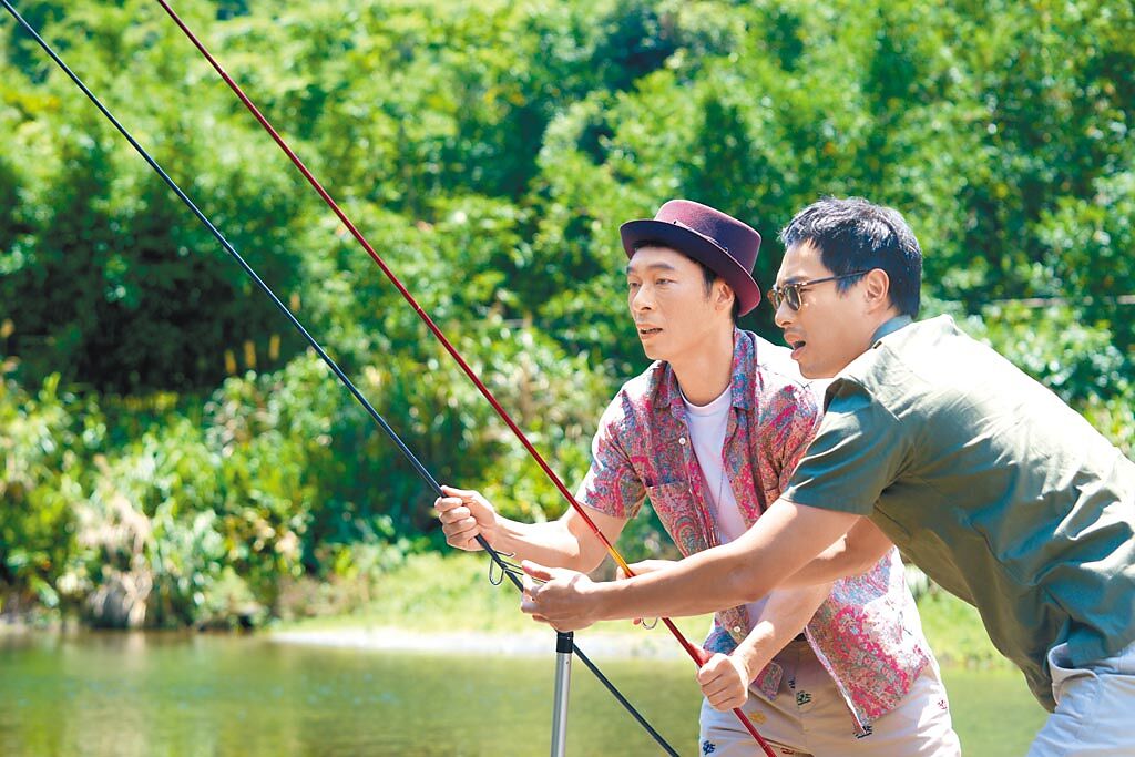 楊祐寧（右）與許志安為《接招吧！製作人》拍攝溪邊釣魚戲。（牽猴子提供）