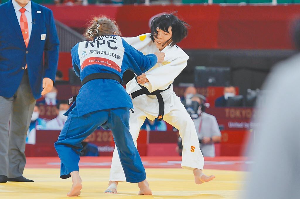 李凱琳（右）昨在東京帕運柔道銅牌戰不敵俄羅斯老將。（體育署提供）