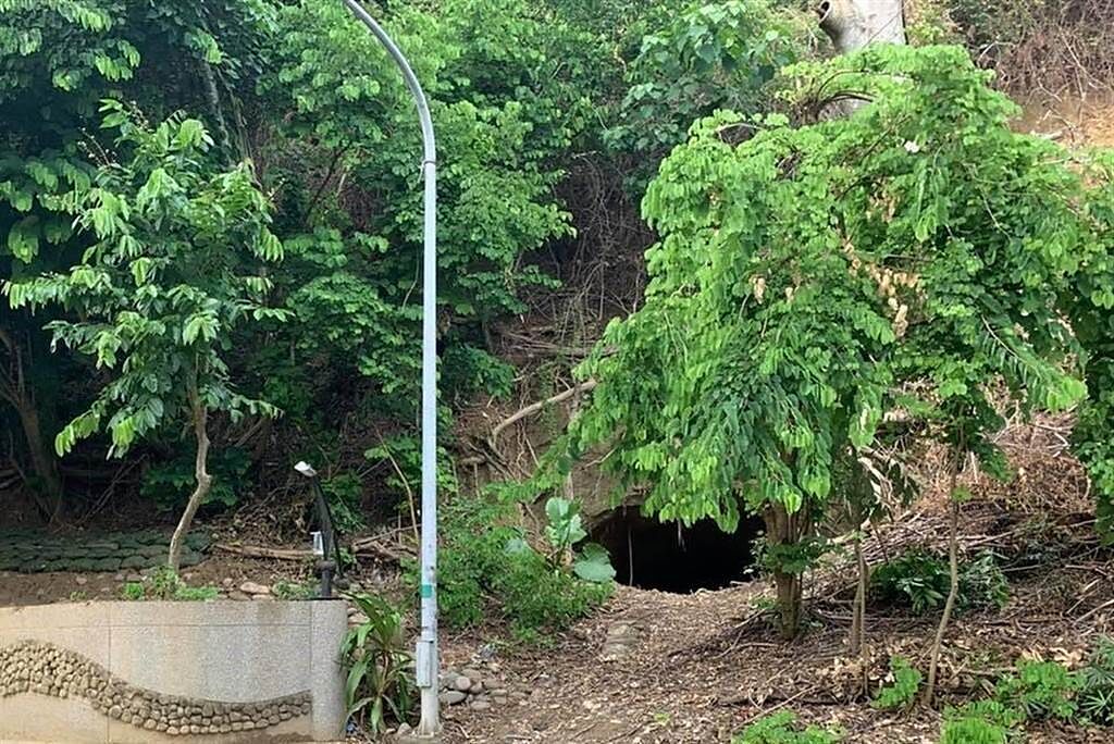 嘉義蘭潭水庫近來出現一神秘洞穴，引起網友熱烈討論。（翻攝綠豆嘉義人臉書）