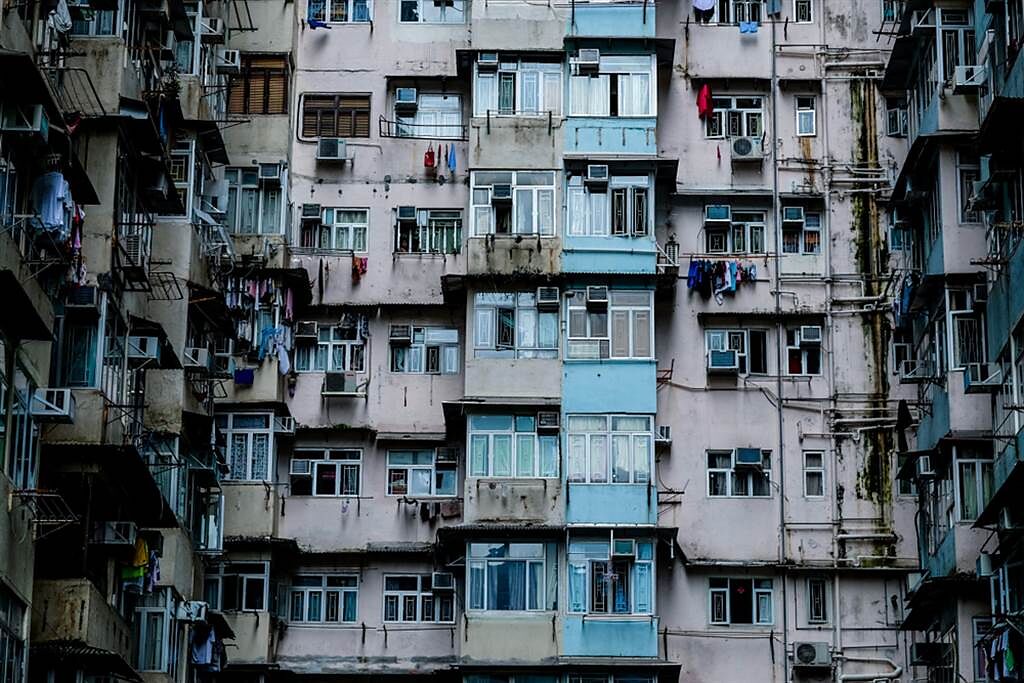 台北老公寓35年飆漲2000萬，爸媽將退休，兒子猶豫是否該賣房，引發網友論戰。（示意圖／Shutterstock）