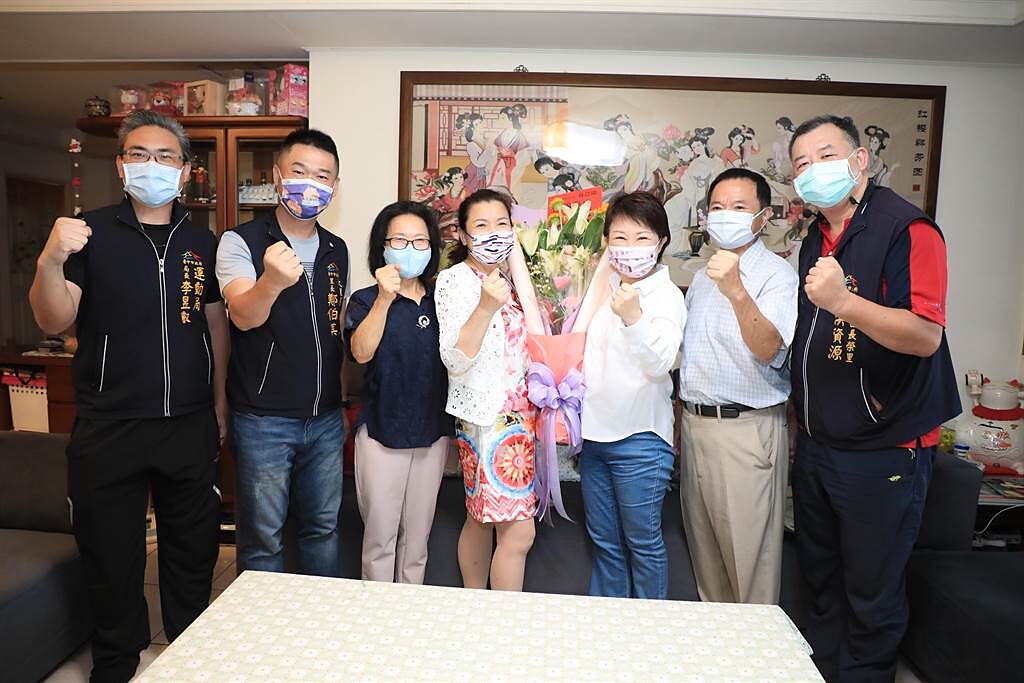 中市長盧秀燕（右3）28日上午親自拜訪林亞璇家人，感謝家人用心栽培。（張妍溱攝）