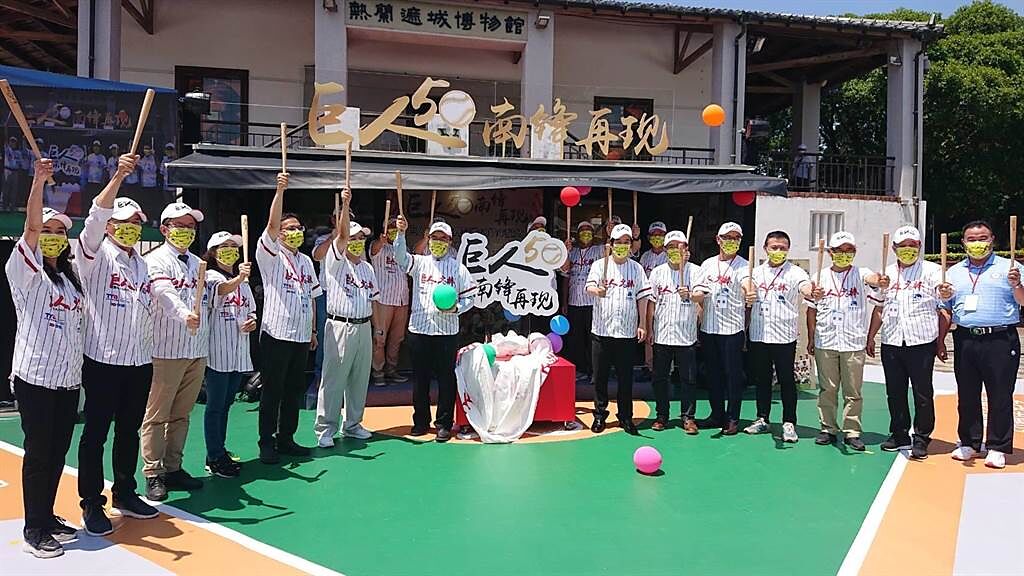 賴清德副總統（右七）與台南市長黃偉哲（左七）與球員、贊助企業等人，一起為巨人隊50周年紀念主持開幕。（程炳璋攝）