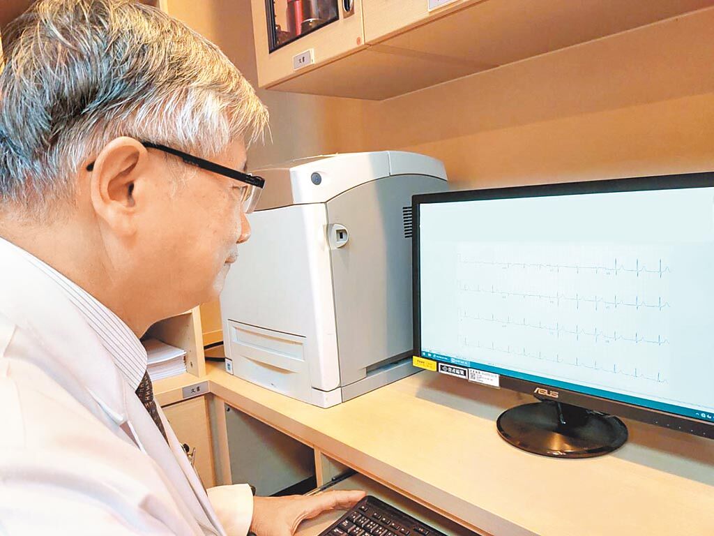 長庚團隊使用AI判讀病患心電圖，推估心臟收縮分數是否異常。圖為林口長庚醫院副院長溫明賢。（長庚醫院提供）