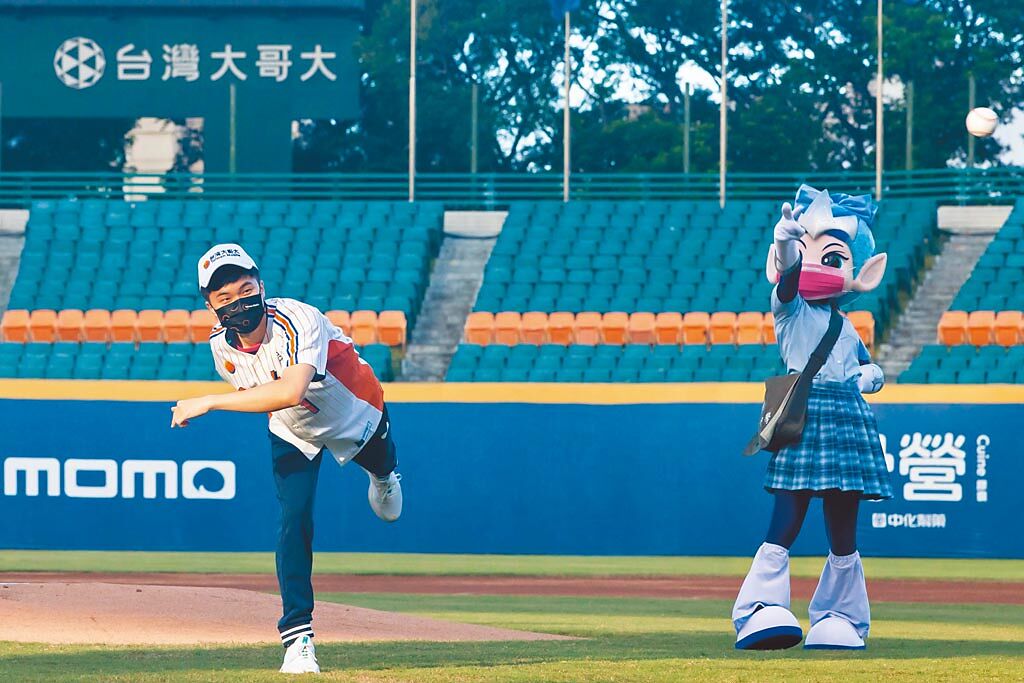 林昀儒（左）第一次站上投手丘為職棒開球。（台灣大提供）